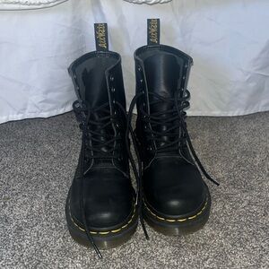 1460 Women’s Smooth Leather Lace Up Boots